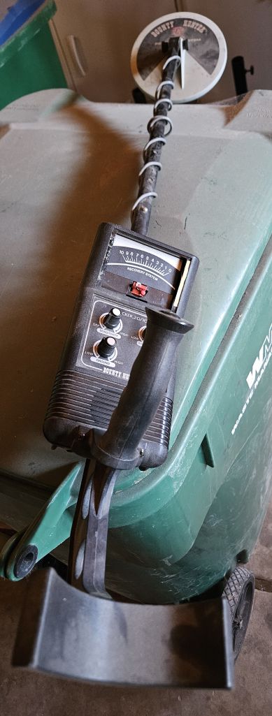 Bounty Hunter Tracker II Metal Detector – Beginner Treasure Hunter VLF Detector Image