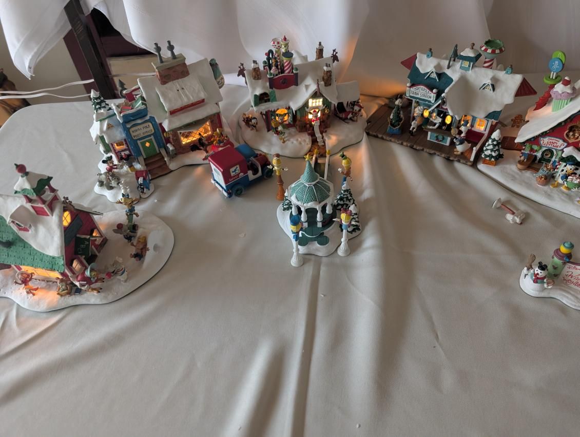 Danbury Mint Disney Winter Wonderland Set Image