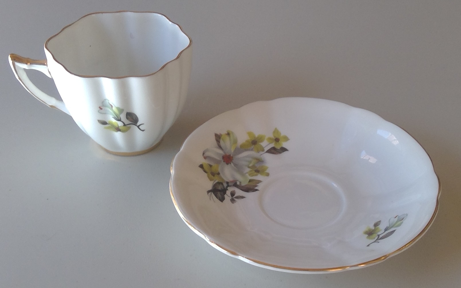 Vintage Windsor Bone China Tea Cup & Saucer Set – Made in England – Floral Pattern with Gold Trim Image