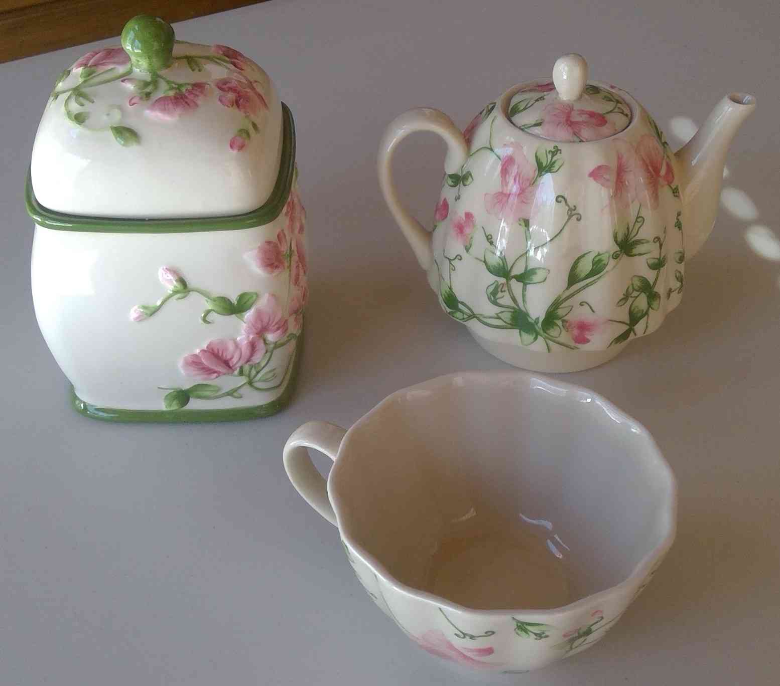 2005 Harry and David Floral Tea Set Image