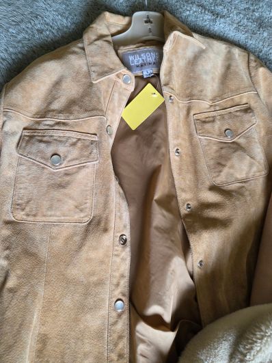 Wilsons Leather Tan Suede Trucker Jacket with Snap Buttons - Size LARGE Image